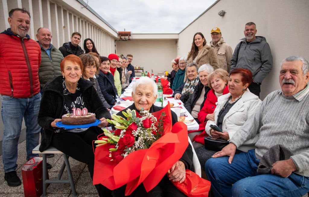 &lt;p&gt;Gospođa Mandica Bošković slavi 100. rođendan u krugu obitelji i susjeda na krovu svoje zgrade u Spinutu&lt;/p&gt;