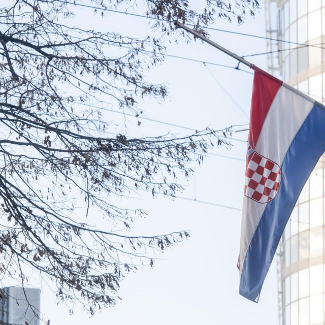 &lt;p&gt;Zagreb, 211224.&lt;br&gt;
Zbog jucerasnjeg napada u OS Precko proglasen je dan zalosti i zastave su spustene na pola koplje.&lt;br&gt;