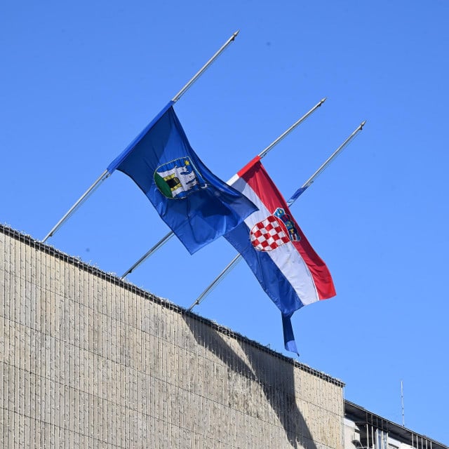 &lt;p&gt;Zbog jučerašnjeg napada u OŠ Prečko proglašen je Dan žalosti i zastave su spuštene na pola koplja&lt;/p&gt;