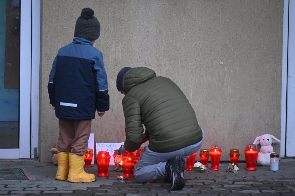 &lt;p&gt;Građani i dalje pale svijeće i ostavljaju cvijeće ispred škole u kojoj se dogodila nezapamćena tragedija&lt;/p&gt;