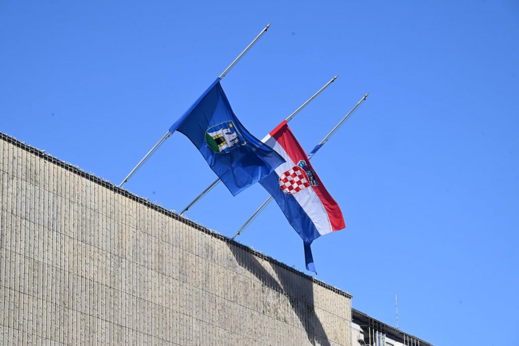 &lt;p&gt;Zbog jučerašnjeg napada u OŠ Prečko proglašen je Dan žalosti i zastave su spuštene na pola koplja&lt;/p&gt;