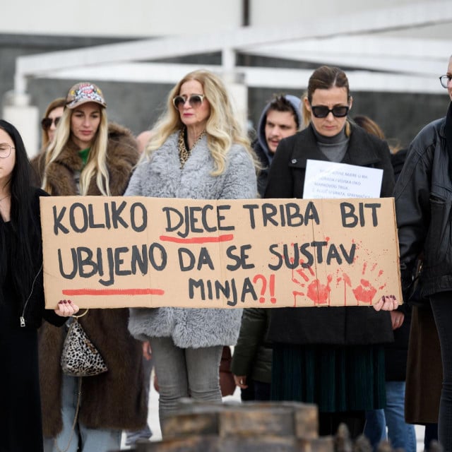 &lt;p&gt;Sibenik, 221224.&lt;br&gt;
Odrzan mirni prosvjed Za sigurnost djece, u znak solidarnosti i podrske zagrebackim obiteljima pogodjenima tragedijom.&lt;br&gt;