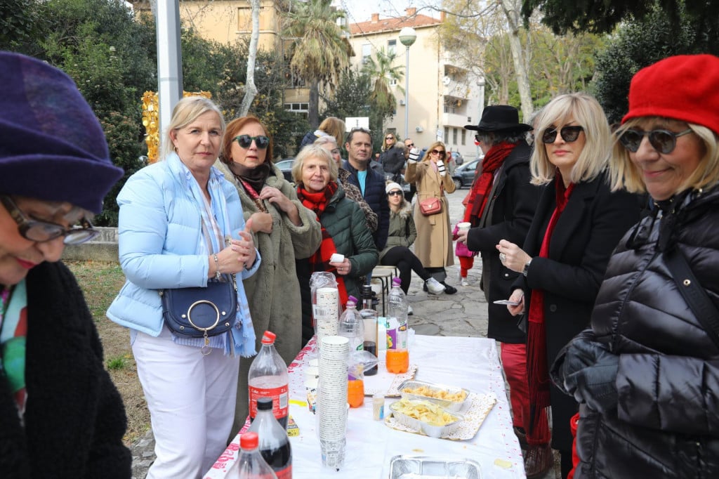 &lt;p&gt;Švedski stol u parkiću&lt;/p&gt;