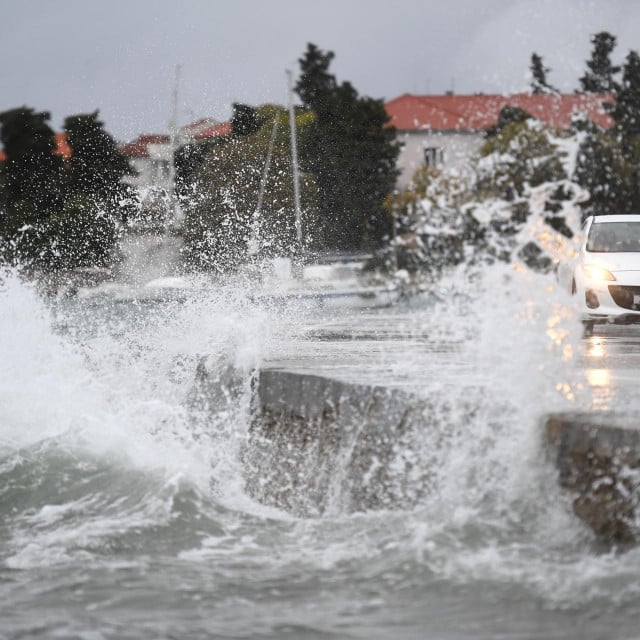 &lt;p&gt;Zadar, 201124.&lt;br&gt;
Valovi zapljuskuju Obalu kneza Trpimira uz jak jugozapani vjetar.&lt;br&gt;