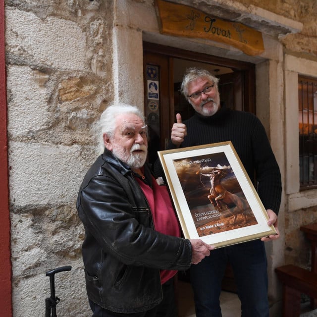 &lt;p&gt;Davor Hofman, poznati zadarski urar, ovogodišnji je dobitnik priznanja ”Čovik godine”, tradicionalne nagrade kojeg svake godine dodjeljuje udruga KUD Bleke i Konji na čelu s predsjednikom udruge Eniom Meštrovićem&lt;/p&gt;