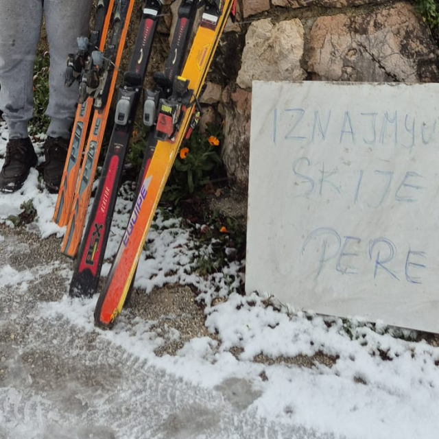 &lt;p&gt;Petar Mustapić iz Imotskoga u ovom prvom ovogodišnjem snijegu vidio priliku za zaradu...&lt;/p&gt;