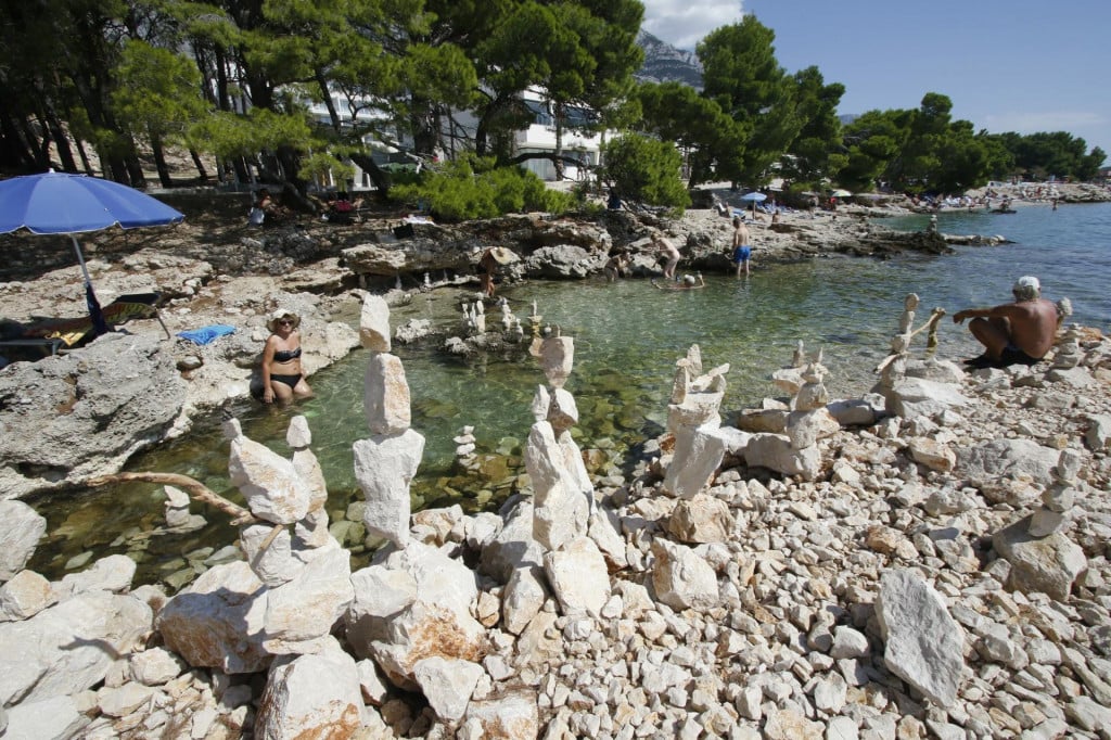 &lt;p&gt;Plaža i danas izgleda vrlo loše. Nije je ni moguće vratiti u prvobitno stanje zbog trajno uništenih stijena&lt;/p&gt;