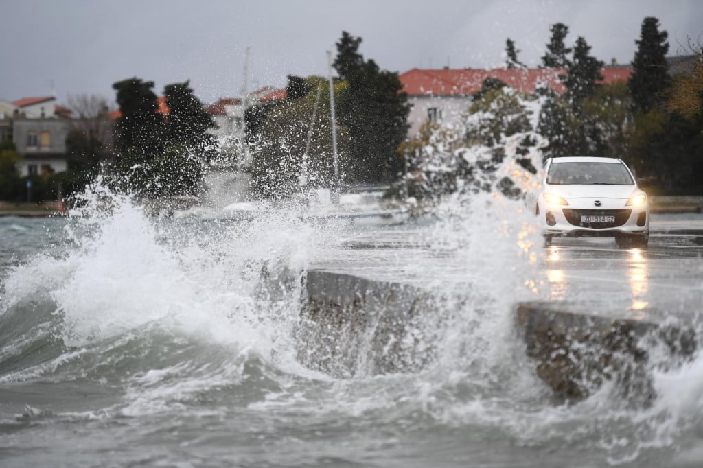 &lt;p&gt;Zadar, 201124.&lt;br&gt;
Valovi zapljuskuju Obalu kneza Trpimira uz jak jugozapani vjetar.&lt;br&gt;