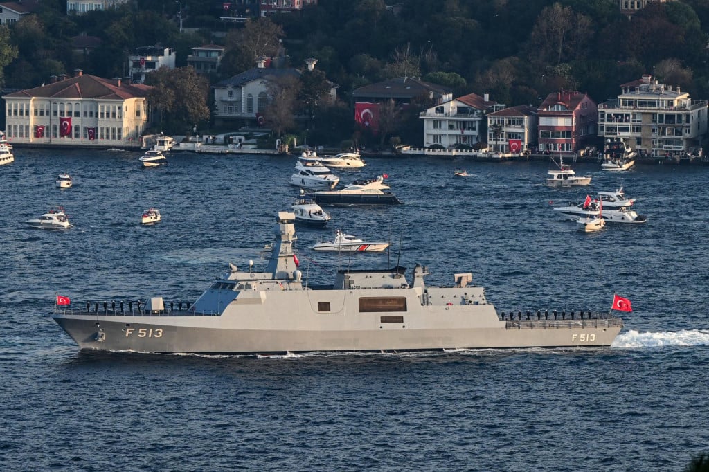 &lt;p&gt;Turska korveta klase Ada  (TCG Burgazada) tijekom vojnog mimohoda na Bosporu&lt;/p&gt;

&lt;p&gt; &lt;/p&gt;