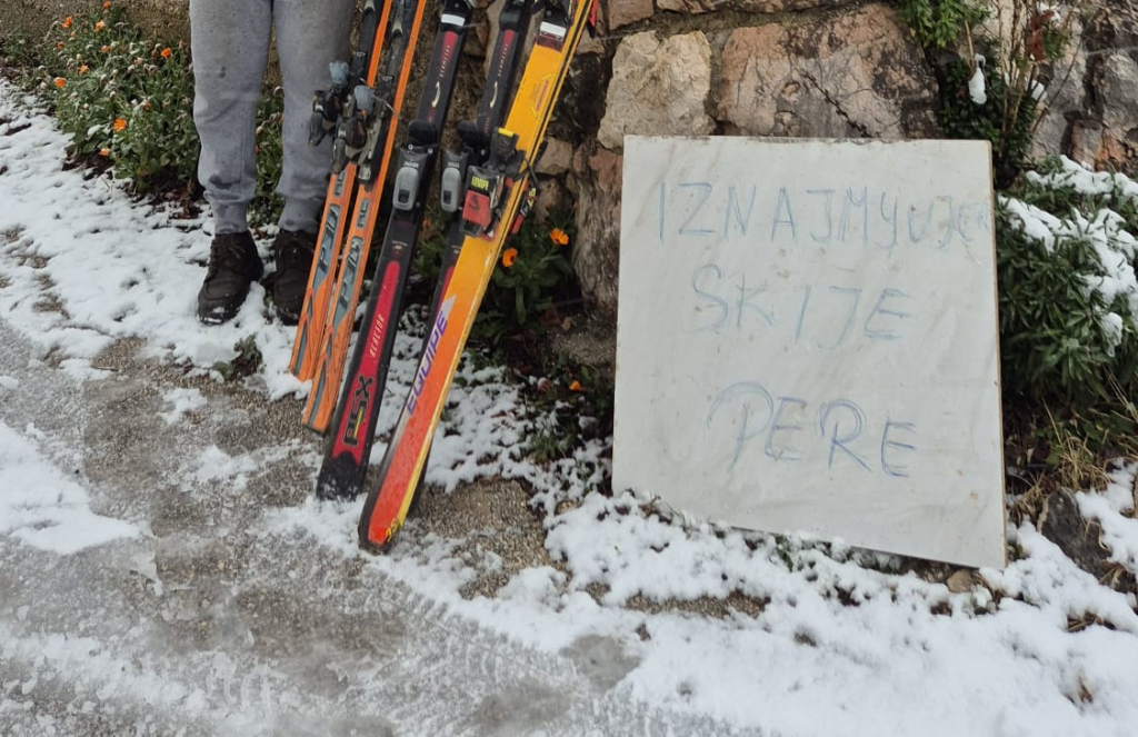 &lt;p&gt;Petar Mustapić iz Imotskoga u ovom prvom ovogodišnjem snijegu vidio priliku za zaradu...&lt;/p&gt;