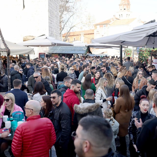 &lt;p&gt;Zadar, 241223.&lt;br&gt;
Badnjak je tradicionalno ispunio grad, Zadrani su uzivali u blagdanskom raspolozenju ponajvise u Varosi i na Adventskom trgu.&lt;br&gt;