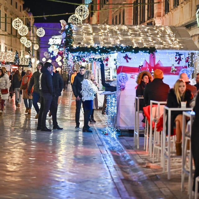 &lt;p&gt;Dubrovnik, 241224.&lt;br&gt;
Vecernja setnja ukrasenim Stradunom na Badnjak.&lt;br&gt;