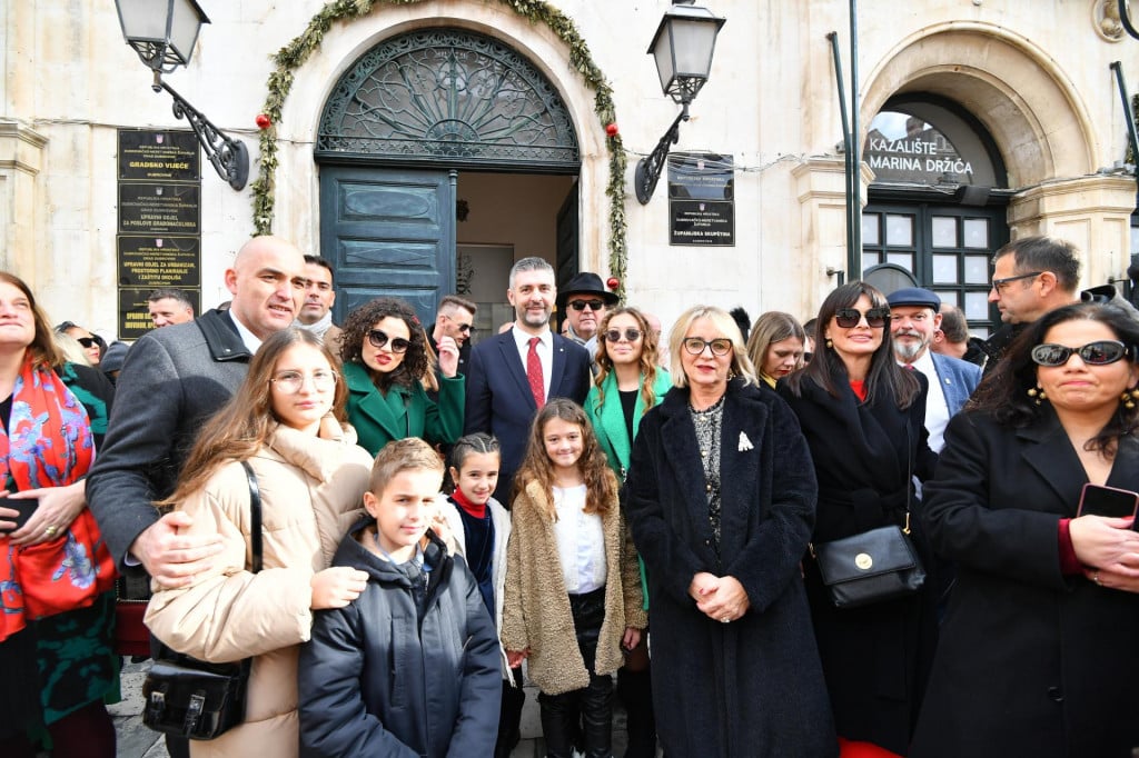 &lt;p&gt;Dubrovnik, 241224.&lt;br&gt;
Tradicionalna kolenda folklornog ansambla Lindjo i Gradske glazbe ispred Gradske vijecnice.&lt;br&gt;
Na fotografiji: Mato Frankovic.&lt;br&gt;