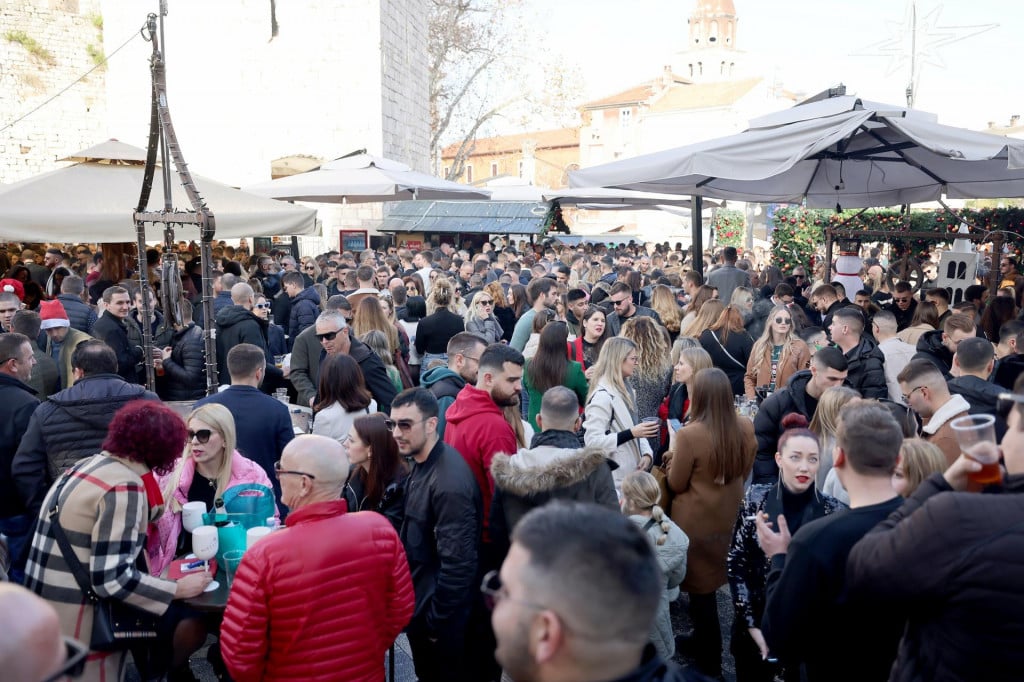 &lt;p&gt;Zadar, 241223.&lt;br&gt;
Badnjak je tradicionalno ispunio grad, Zadrani su uzivali u blagdanskom raspolozenju ponajvise u Varosi i na Adventskom trgu.&lt;br&gt;