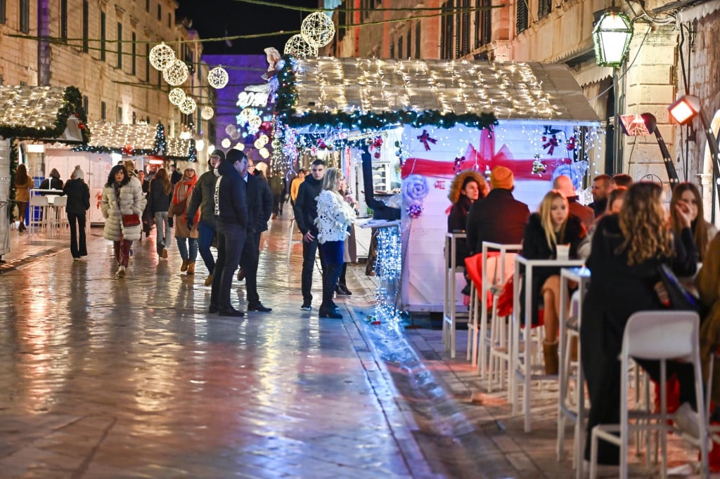 &lt;p&gt;Dubrovnik, 241224.&lt;br&gt;
Vecernja setnja ukrasenim Stradunom na Badnjak.&lt;br&gt;