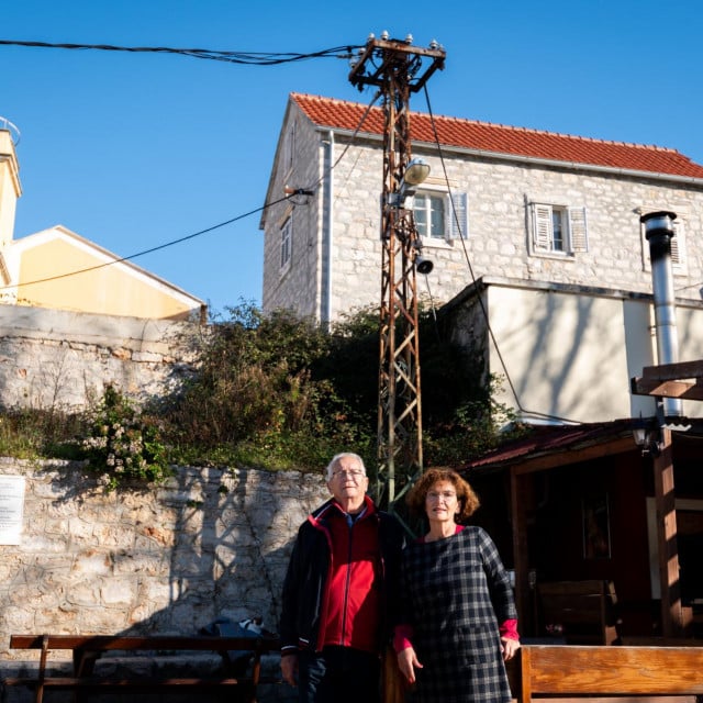 &lt;p&gt; Nada Stipaničev i Dražen Šupuk ispred prvog stupa struje na Zlarinu&lt;/p&gt;