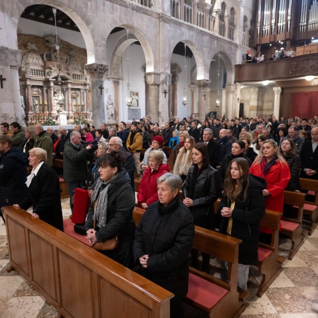 &lt;p&gt;Božićnu misu u katedrali Sv. Stošije u Zadru predvodio je nadbiskup msgr. Milan Zgrablić&lt;/p&gt;