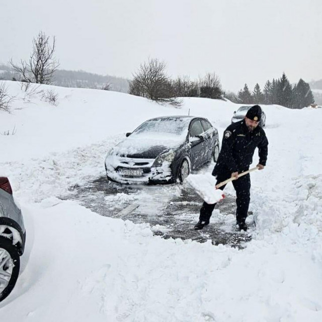 &lt;p&gt;Lički policajci ”u akciji” na Badnjak&lt;/p&gt;