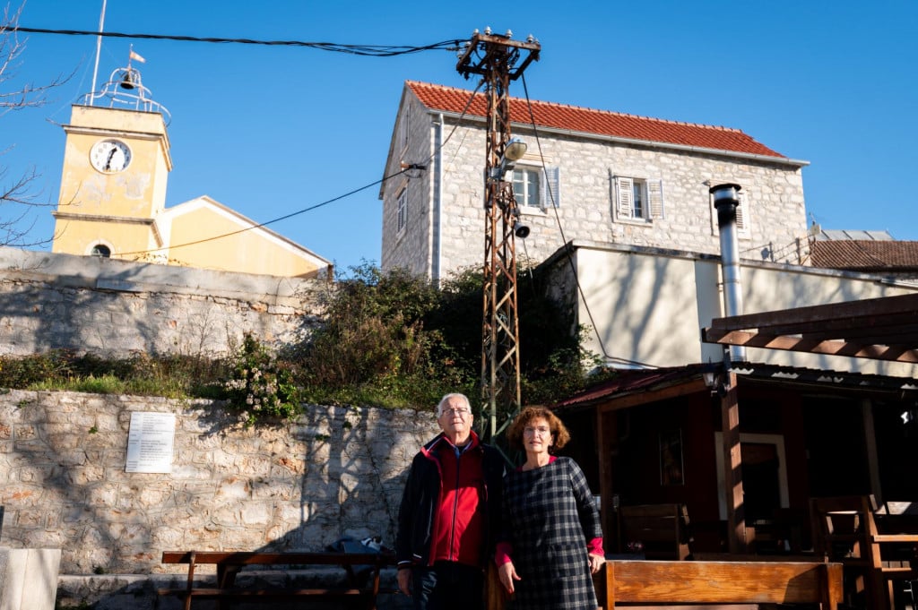 &lt;p&gt; Nada Stipaničev i Dražen Šupuk ispred prvog stupa struje na Zlarinu&lt;/p&gt;