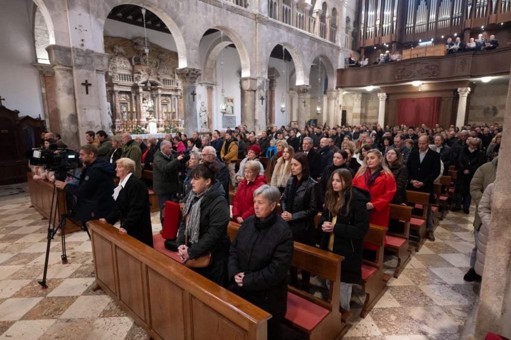 &lt;p&gt;Božićnu misu u katedrali Sv. Stošije u Zadru predvodio je nadbiskup msgr. Milan Zgrablić&lt;/p&gt;