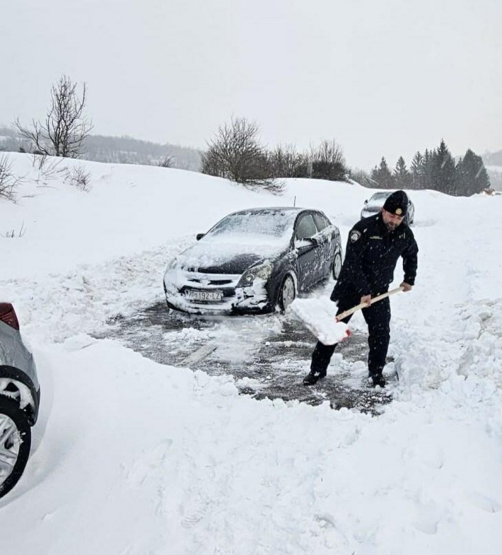 &lt;p&gt;Lički policajci ”u akciji” na Badnjak&lt;/p&gt;