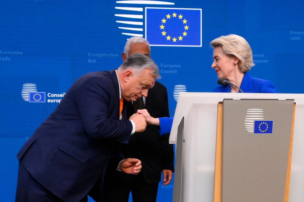 &lt;p&gt;Viktor Orban ljubi ruke Ursuli von der Leyen&lt;/p&gt;