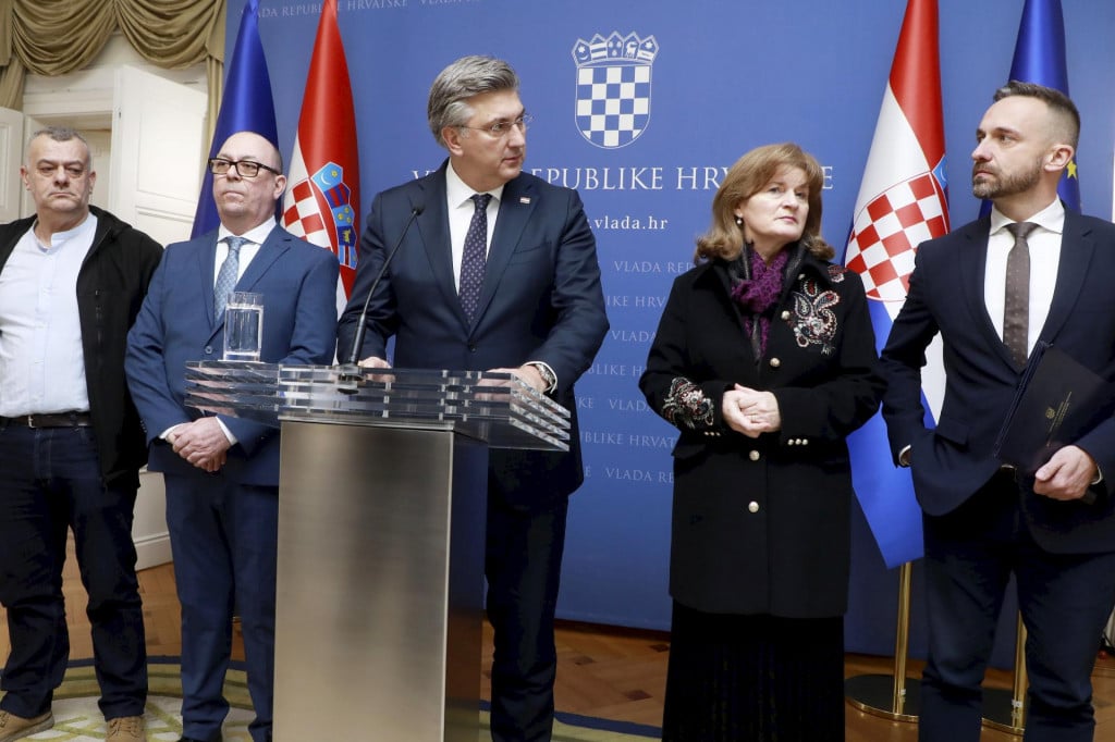 &lt;p&gt;Izjave za medije nakon sastanka premijera Andreja Plenkovica sa sindikatima javnih i drzavnih sluzbi u Banskim dvorima.&lt;br&gt;
Na fotografiji: Dubravko Jagic, Andrej Plenkovic, Anica Prasnjak, Marin Piletic.&lt;br&gt;
&lt;br&gt;
 &lt;/p&gt;