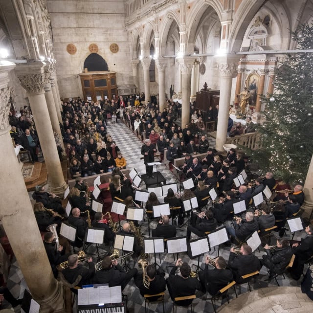 &lt;p&gt;Sibenska narodna glazba pod vodstvom maestra Damira Marusica odrzala je bozicno-novogodisnji koncert u katedrali sv. Jakova&lt;/p&gt;