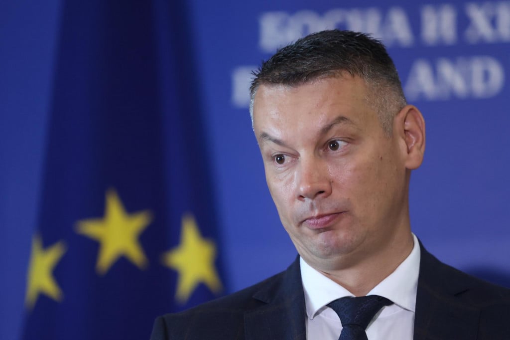 &lt;p&gt; Nenad Nešić karijeru je započeo kao obični policajac, a u imovinskoj kartici prijavio je imovinu vrijednu milijune konvertibilnih maraka &lt;/p&gt;