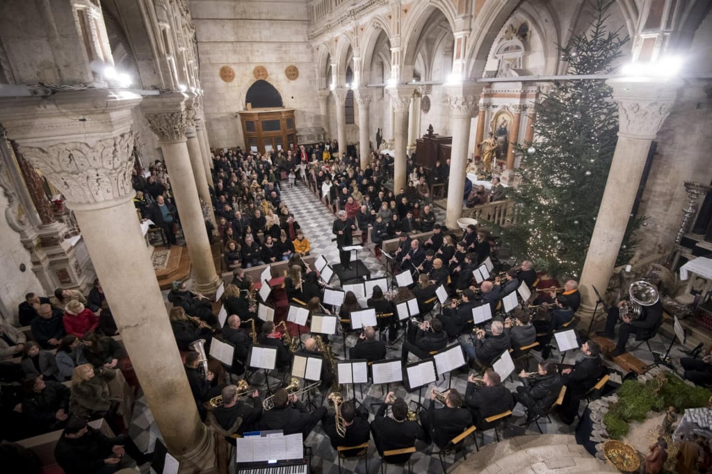 &lt;p&gt;Sibenska narodna glazba pod vodstvom maestra Damira Marusica odrzala je bozicno-novogodisnji koncert u katedrali sv. Jakova&lt;/p&gt;