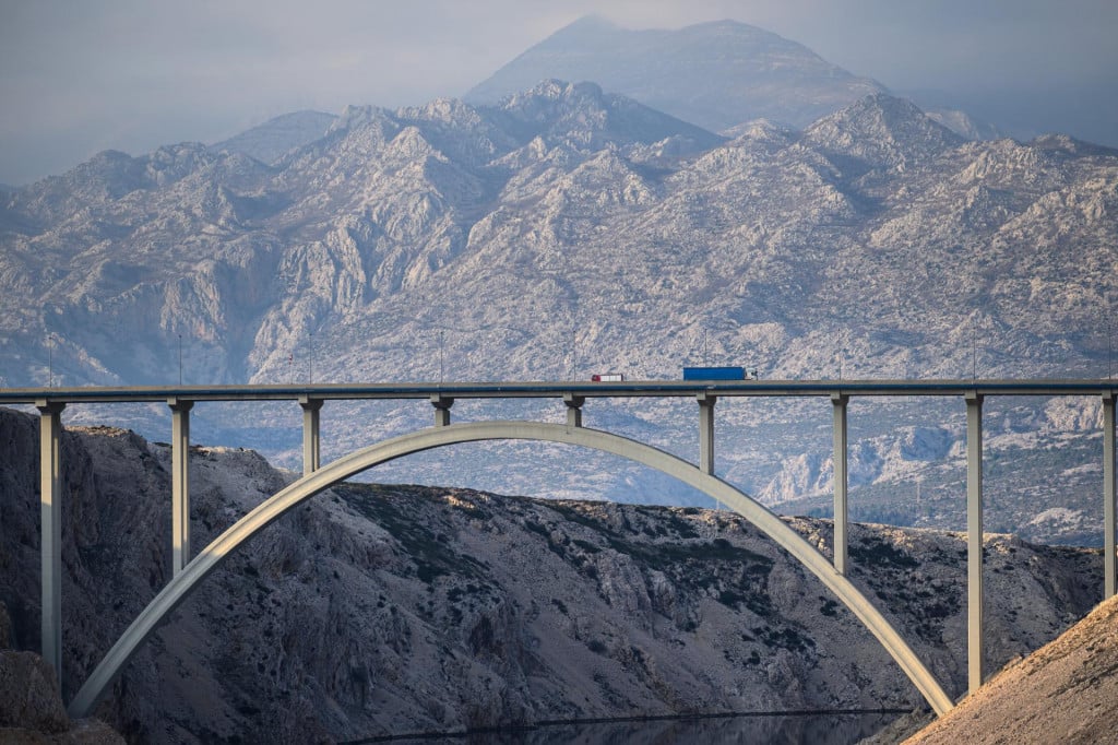 &lt;p&gt;Maslenicki most iznad Novskog zdrila nedaleko od naselja Maslenica prevodi oba traka autoceste A1 na dionici Maslenica - Zadar I.&lt;br&gt;
Armiranobetonski lucni most ukupne je duzine 377,60 m, sirine 20,40 m, a rasponski sklop iznosi 350 metara. Rasponsku konstrukciju cini luk raspona 200 m, cime se svrstava medju vece ovakve mostove u svijetu.&lt;/p&gt;