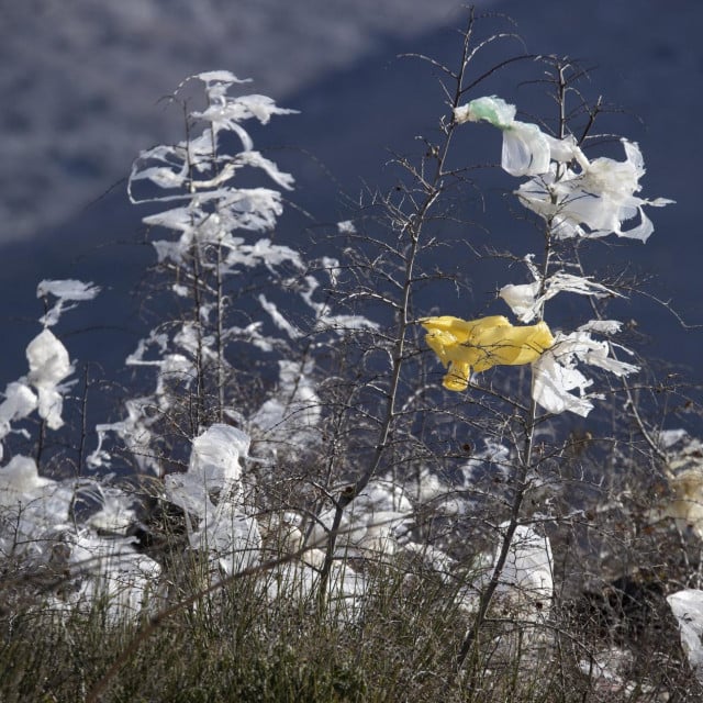 &lt;p&gt;Split, 080222.&lt;br&gt;
Plasticne vrecice nosene burom zapinju po krosnjama stabala i grmlju na predjelu izmedju Kamena i odlagalista otpada Karepovac.&lt;br&gt;