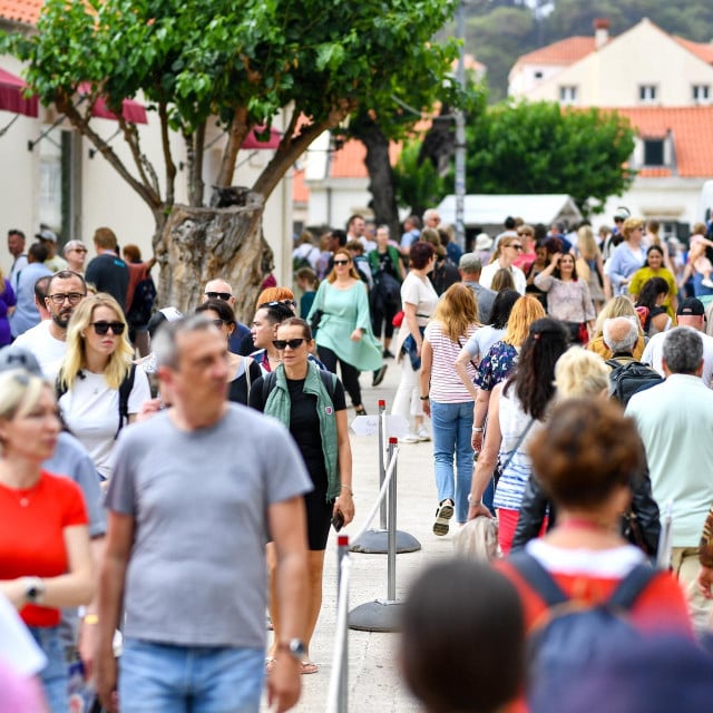 &lt;p&gt;Dubrovnik, 010624.&lt;br&gt;
Subotnje prijepodne u centru grada.&lt;br&gt;