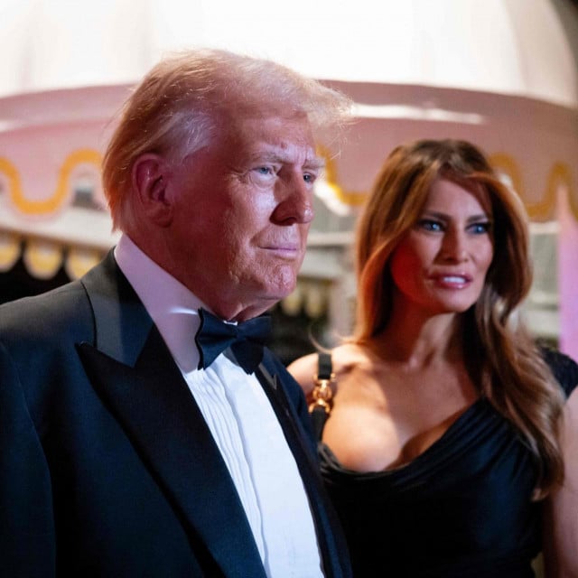 &lt;p&gt;Melania Trump sa suprugom uoči dočeka nove 2025. u njegovoj rezidenciji  Mar-A-Lago&lt;/p&gt;