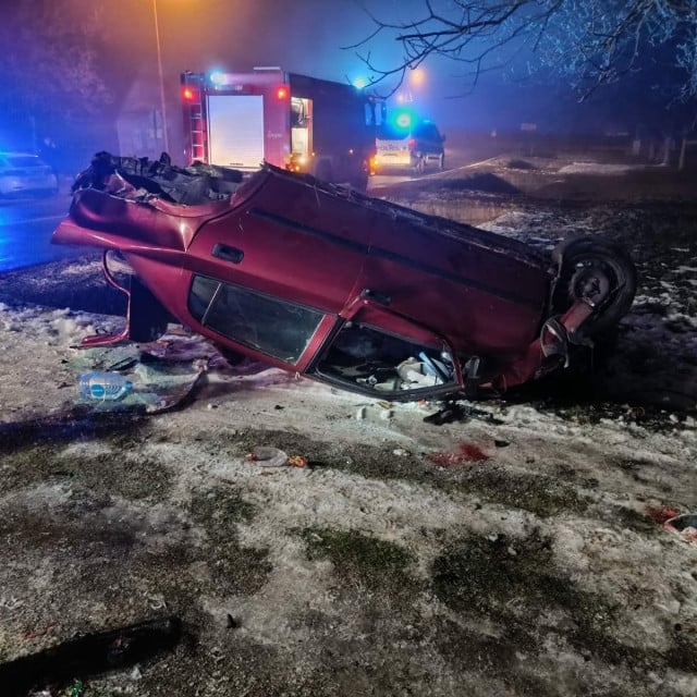 &lt;p&gt;Dok su vatrogasci pomagali putnicima iz prevrnutog automobila, fizički su ih napala dva mlada muškarca&lt;/p&gt;