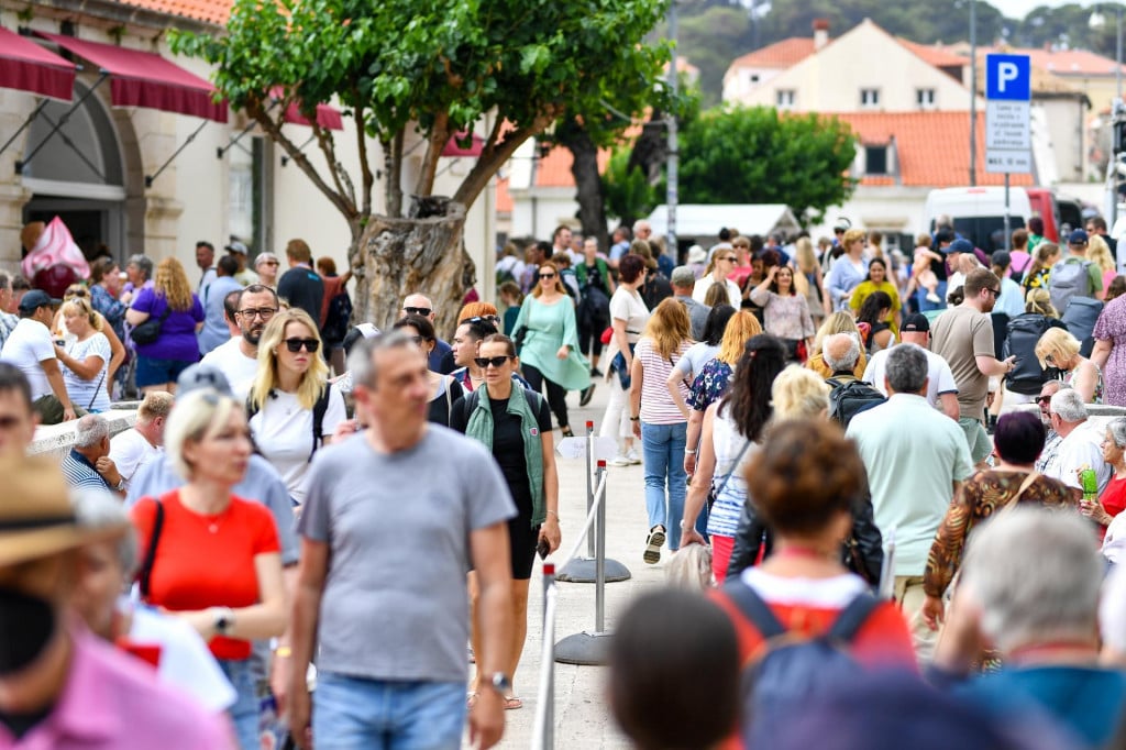 &lt;p&gt;Dubrovnik, 010624.&lt;br&gt;
Subotnje prijepodne u centru grada.&lt;br&gt;