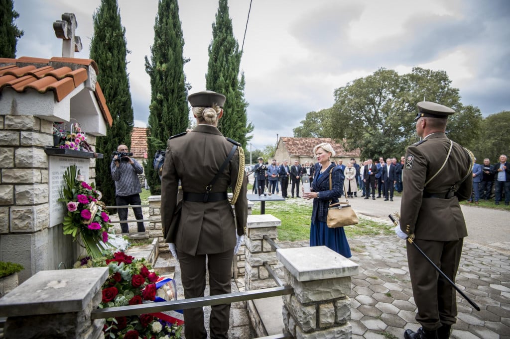 &lt;p&gt;Polaganjem vijenaca i komemoracijom obilježava se godišnjica zločina počinjenog nakon Oluje nad srpskim civilima u selima Varivode i Gošić&lt;/p&gt;