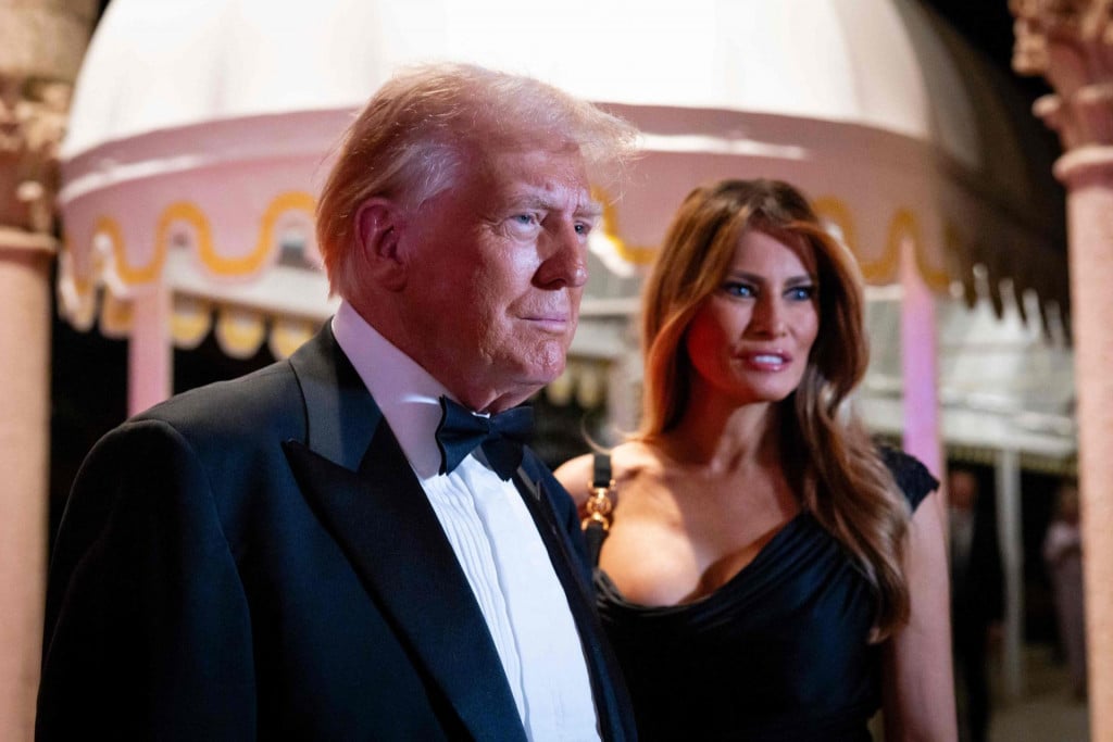 &lt;p&gt;Melania Trump sa suprugom uoči dočeka nove 2025. u njegovoj rezidenciji  Mar-A-Lago&lt;/p&gt;