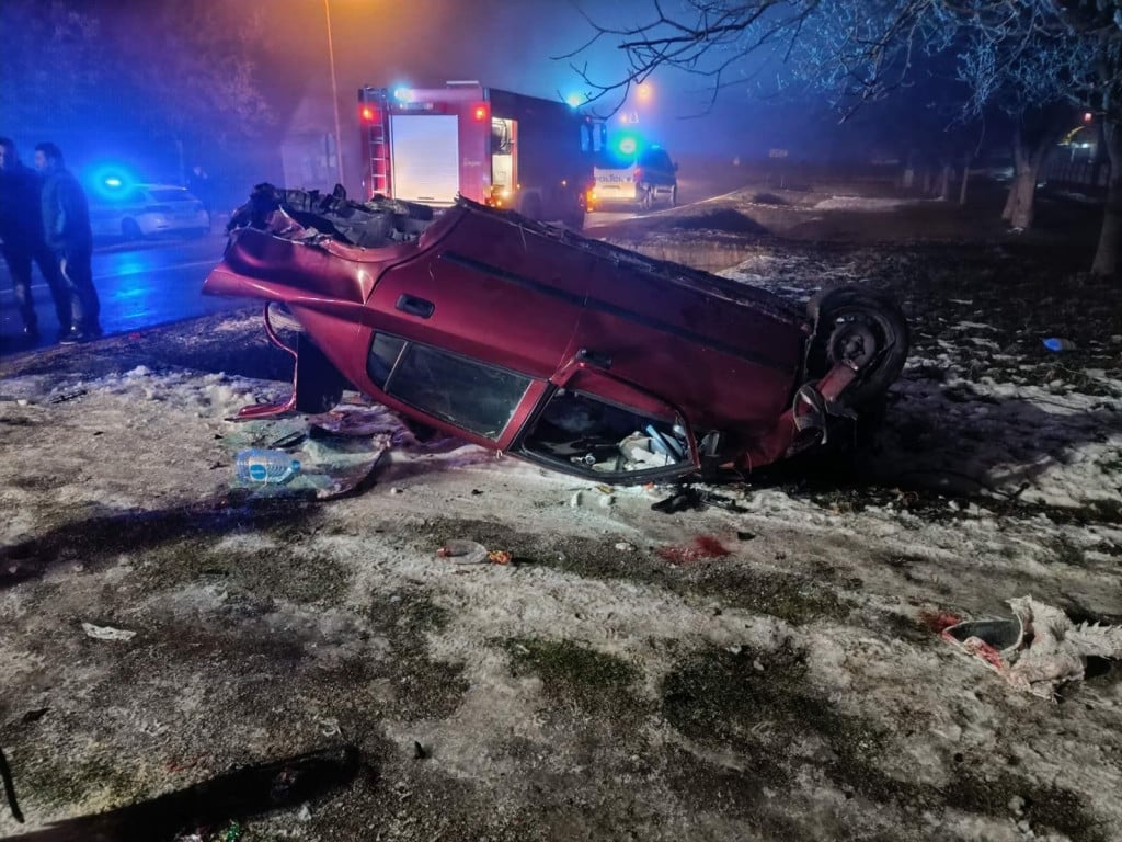 &lt;p&gt;Dok su vatrogasci pomagali putnicima iz prevrnutog automobila, fizički su ih napala dva mlada muškarca&lt;/p&gt;