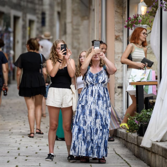 &lt;p&gt;Sibenik, 230724.&lt;br&gt;
Gradske ulice i riva sa turistima u predvecernjoj setnji.&lt;br&gt;