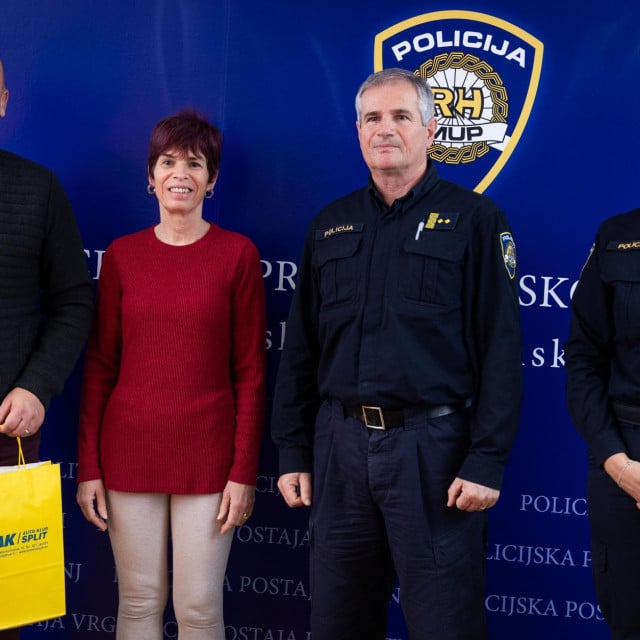 &lt;p&gt;U zgradi Policijske uprave splitsko-dalmatinske nagrađeni su savjesni vozači. Na fotografiji: Igor Podrug, tajnik HAK-AK Split, nagrađena vozačica Sandra Radovniković, Mladen Šerić, voditelj Službe prometne policije i glasnogovornica PU SD Antonela Lolić.&lt;/p&gt;