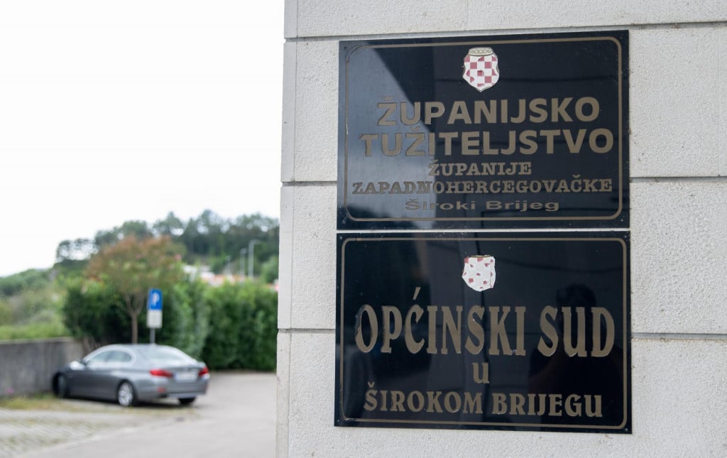 &lt;p&gt;Općinski sud u Širokom Brijegu potvrdio je optužnicu protiv bivšeg hrvatskog rukometnog reprezentativca Denisa Buntića zbog nasilja u obitelji i nedopuštenog držanja oružja i zakazano je prvo ročište, objavilo je nadležno tužiteljstvo&lt;/p&gt;