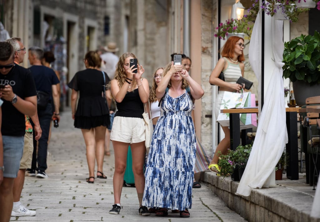 &lt;p&gt;Sibenik, 230724.&lt;br&gt;
Gradske ulice i riva sa turistima u predvecernjoj setnji.&lt;br&gt;