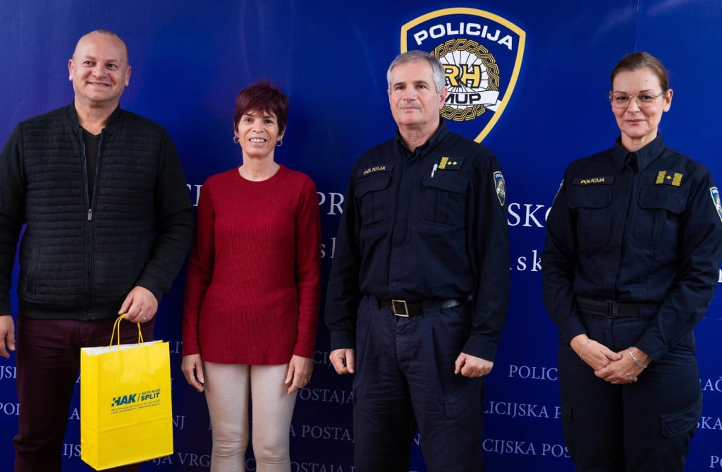 &lt;p&gt;U zgradi Policijske uprave splitsko-dalmatinske nagrađeni su savjesni vozači. Na fotografiji: Igor Podrug, tajnik HAK-AK Split, nagrađena vozačica Sandra Radovniković, Mladen Šerić, voditelj Službe prometne policije i glasnogovornica PU SD Antonela Lolić.&lt;/p&gt;