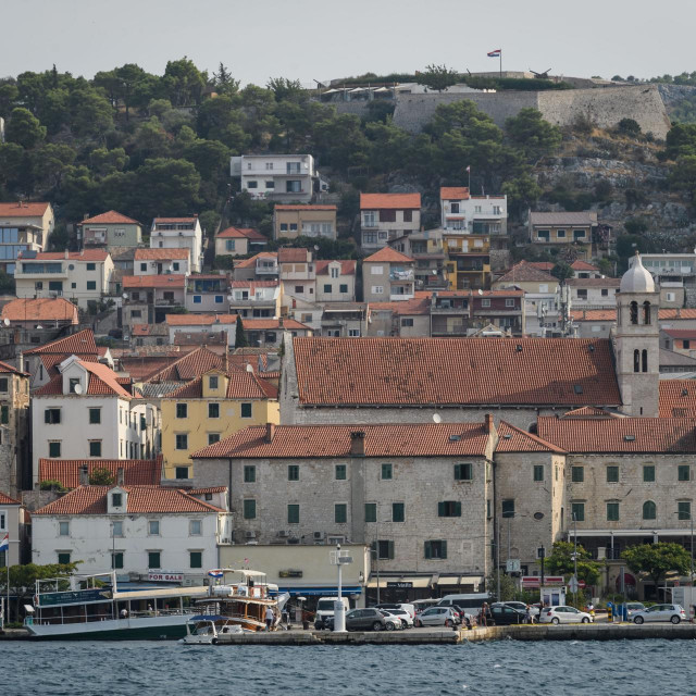 &lt;p&gt;Pogled na grad Sibenik sa mora.&lt;/p&gt;

&lt;p&gt;