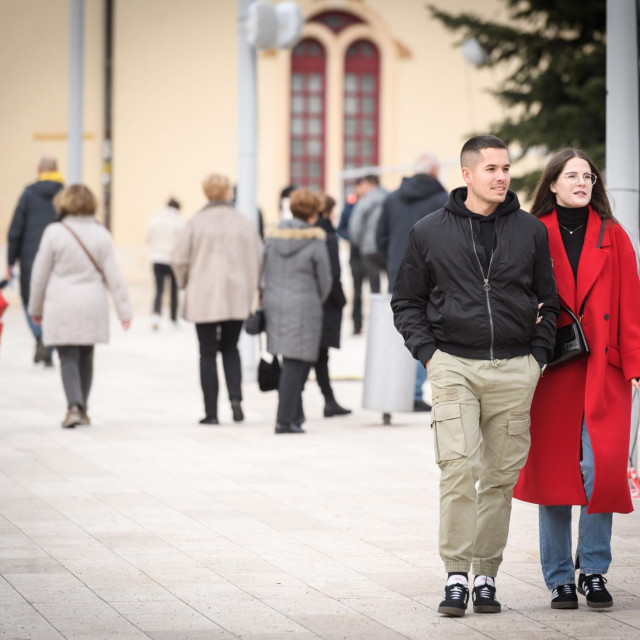 &lt;p&gt;Sibenik, 050125.&lt;br&gt;
Gradjani u setnji trgom Poljana u nedjeljno prijepodne.&lt;br&gt;