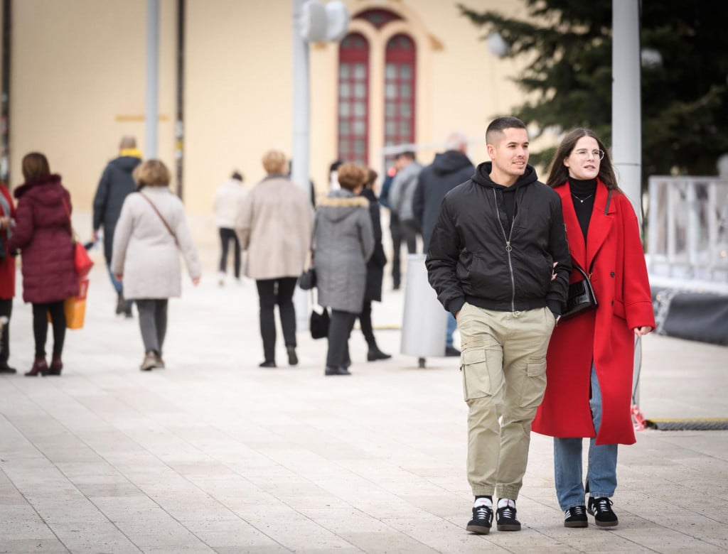 &lt;p&gt;Sibenik, 050125.&lt;br&gt;
Gradjani u setnji trgom Poljana u nedjeljno prijepodne.&lt;br&gt;