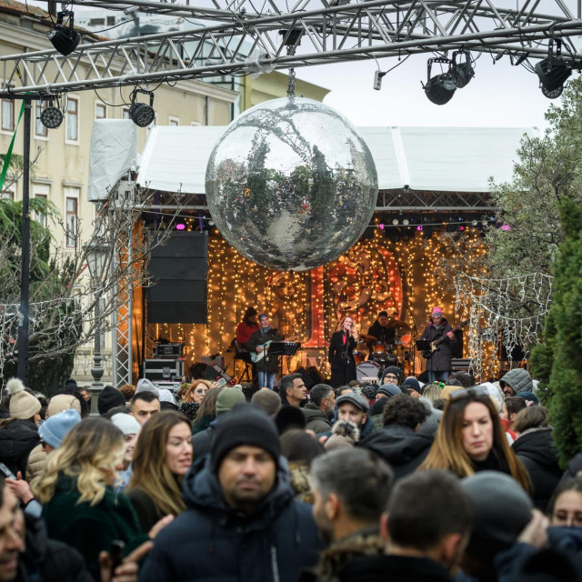 &lt;p&gt;&lt;br&gt;
Blagdanska atmosfera uz koncert grupe Fenix na Badnjak u parku na Adventuri.&lt;br&gt;
 &lt;/p&gt;