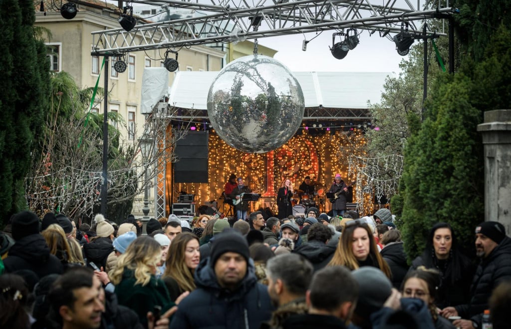 &lt;p&gt;&lt;br&gt;
Blagdanska atmosfera uz koncert grupe Fenix na Badnjak u parku na Adventuri.&lt;br&gt;
 &lt;/p&gt;