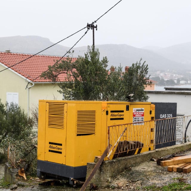 &lt;p&gt;Mještani Šparadića zbog puknuća kabela struju dobijaju iz agregata&lt;/p&gt;